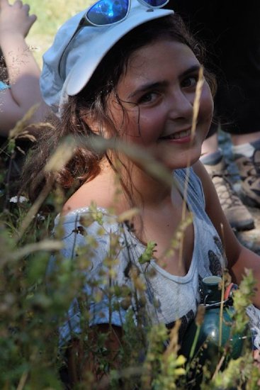 Laura, en pause au milieu des herbes séchées par l’été.