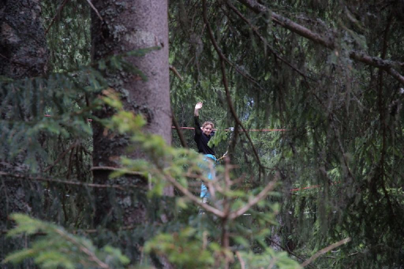 A une dizaine de mètres de hauteur, au milieu des épines, Marine.