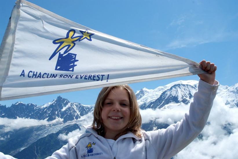 Le drapeau de l’Everest peut flotter au-dessus des montagnes, et Maëva peut avoir le sourire !