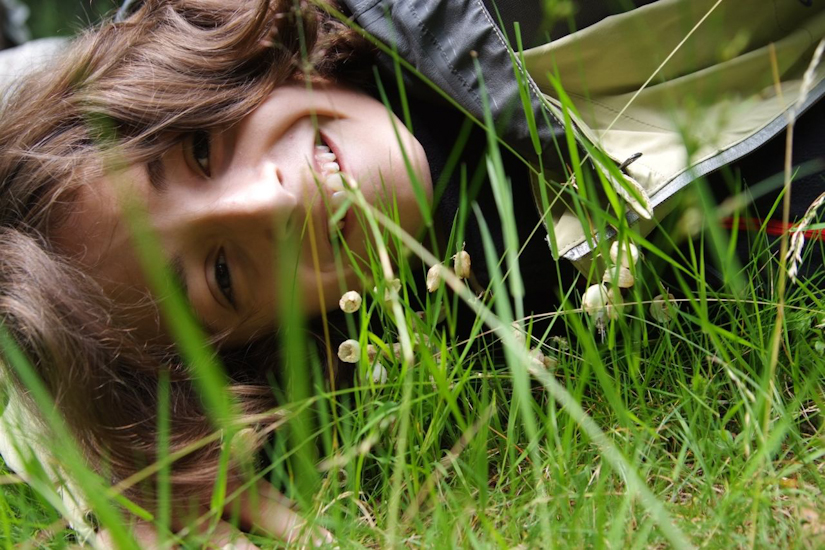 Coups de pompe prohibés; au milieu des fleurs, c’est là que les sourires d’Eliott naissent !