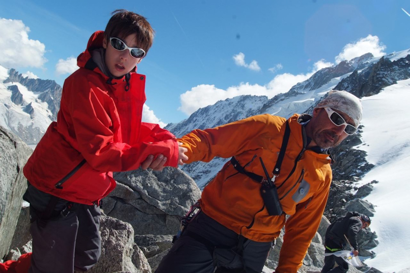 Attention, descente risquée ! Pierre, surplombant le glacier d’Argentière !