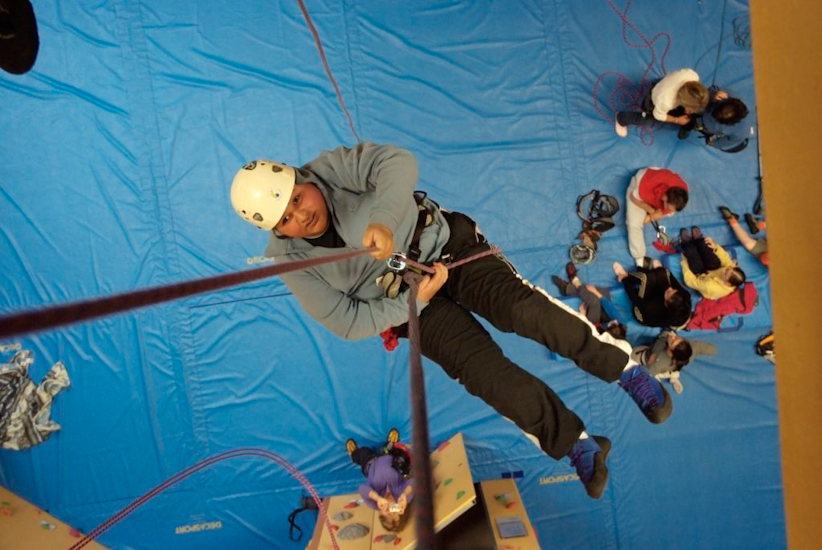 Naïmi, un peu tendu au moment du saut, se coulisse finalement dans le vide en toute quiétude !