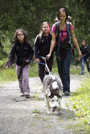 Trois filles pour un seul husky, c’est épuisant ! (Claire et Constance)