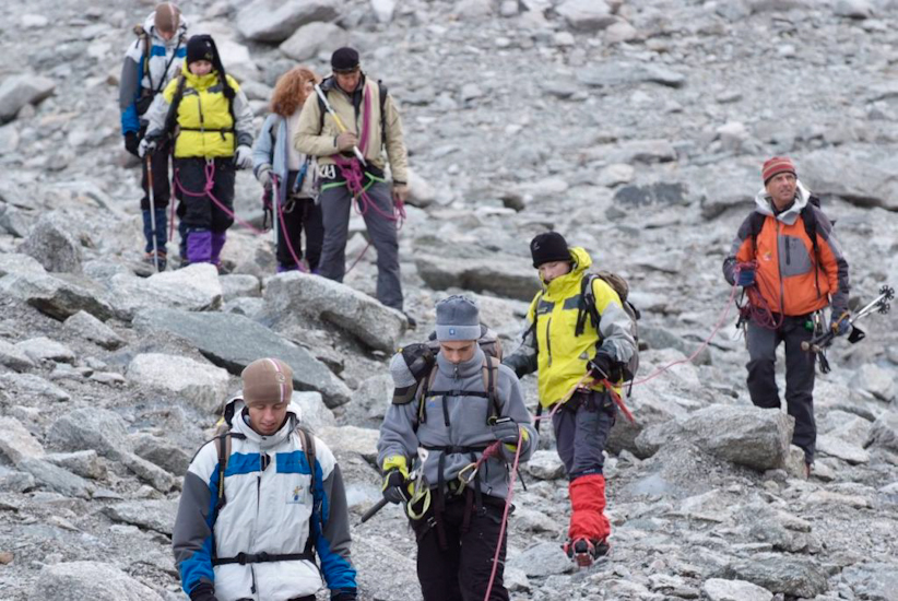Toujours prudents et encordés, nous redescendons à regret la Mer de glace.