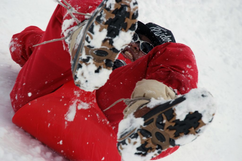 C’est un peu plus difficile pour Cédric qui a du mal à dompter sa luge !