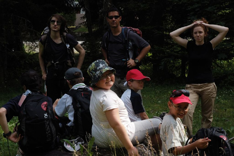 En souche et au milieu des herbes folles, la joyeuse Diane, accompagnée de Maxime !