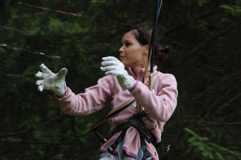 Filant à toute allure, légère comme le vent, Naomi.