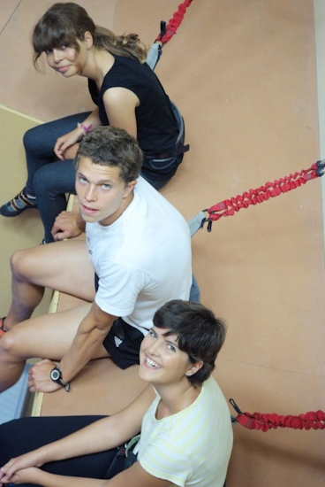 Trois potes reliés  au même câble : Mélanie, Damien et Aïna !