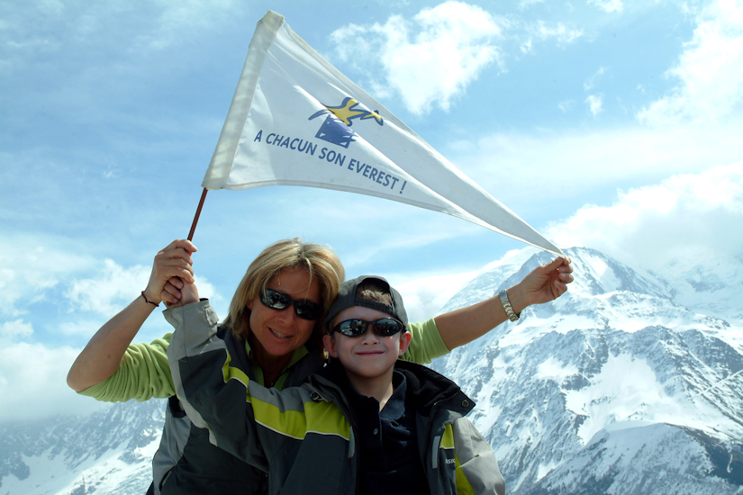 Christophe peut savourer sa victoire avec Christine, il est le roi des montagnes !