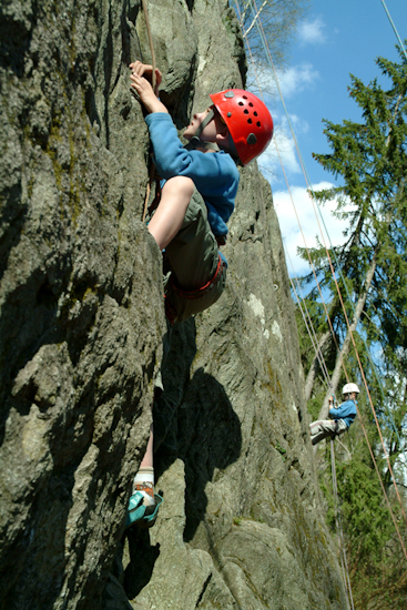 Romain rampe sur la paroi tel un serpent. Tu ne piques personne hein ?!