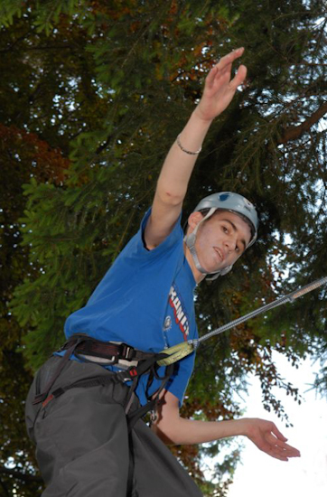 Allez les épaules bien arrière et on lâche les mains Karim