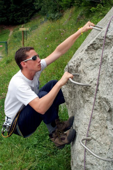 Depuis qu’on lui à appris à faire de l’escalade, il grimpe partout ! C’est gênant tout de même !