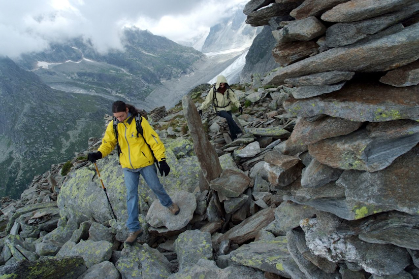 C’est quand même plus pratique avec un bâton pour marcher sur les cailloux, pas vrai Guilhem ?