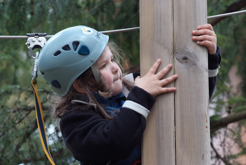 Jolie petite fille aux prises avec la planche verticale ! (Alexandra)