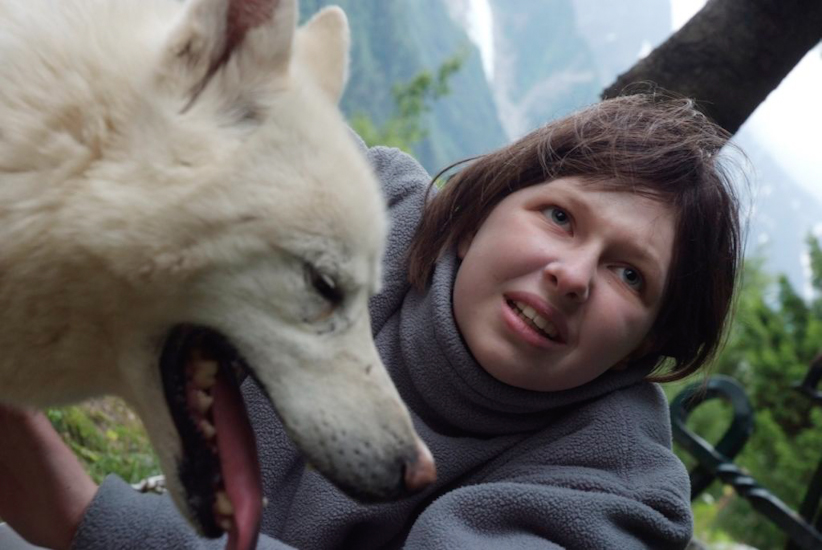 Une douce fillette venue complimenter, en fin d’après-midi, son chien Banquise… (Lucille)