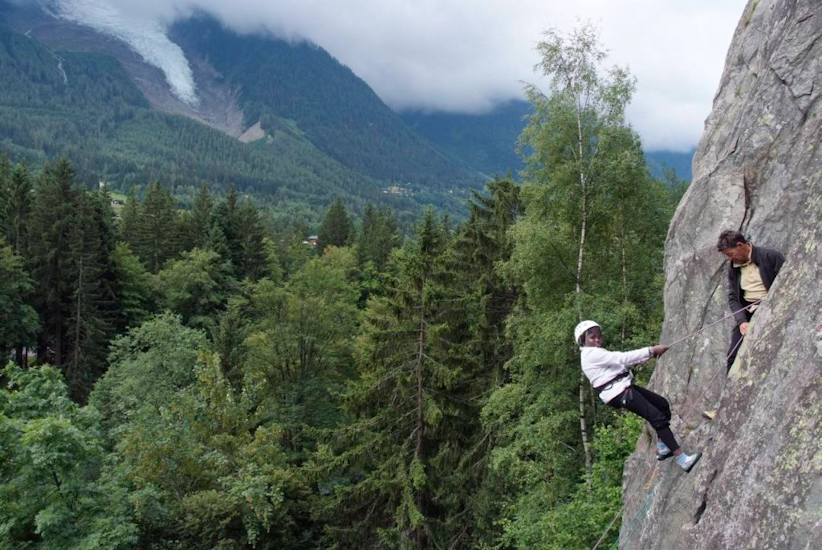 Aïssetou, tout près des nuages, en compagnie de son guide Robert !