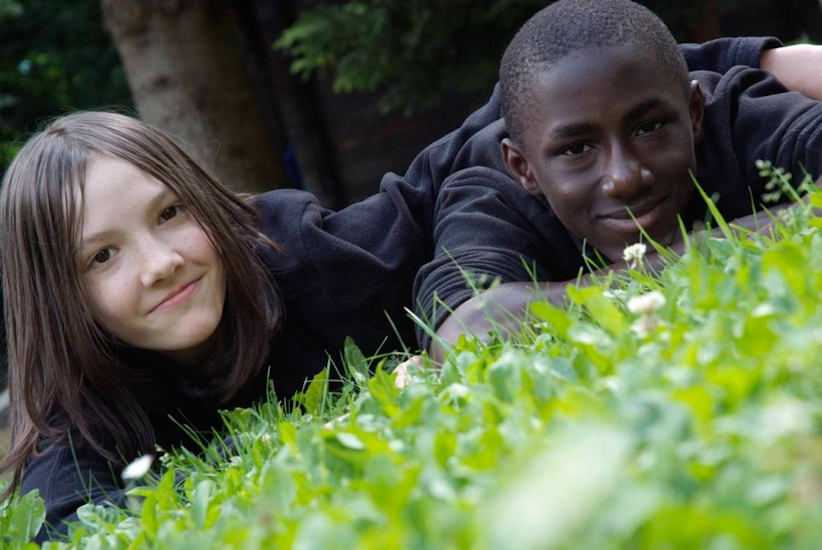 Plus tranquilles, 2 potes en grande discussion sur la pelouse ! (Nicolas et Souleymane)