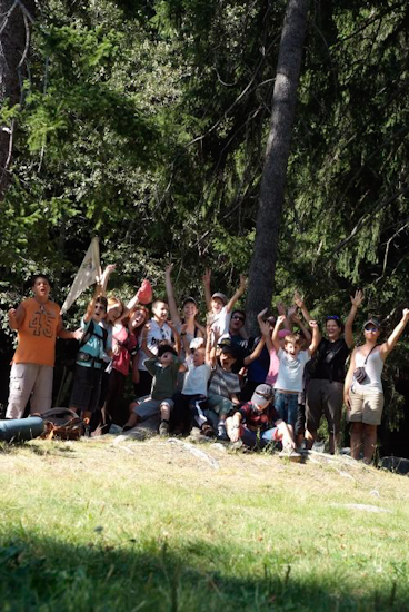 Fin d’après-midi : petite réunion sous les arbres pour un salut ENOOORME !