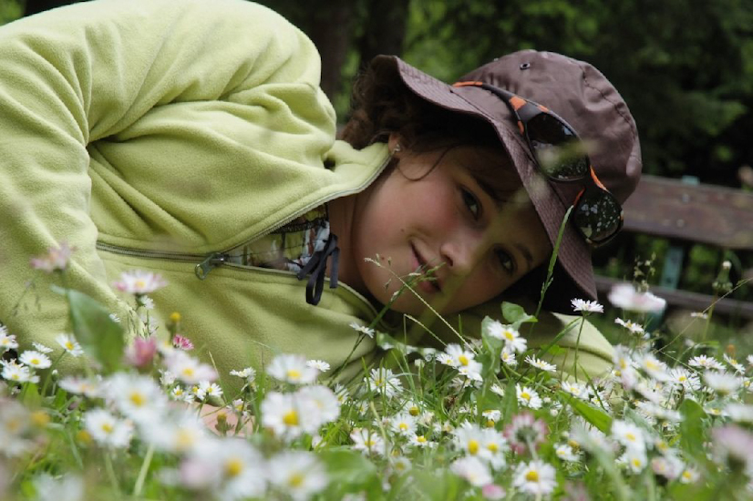 Petite fille modèle et photographe au ras des pâquerettes : Cosette !