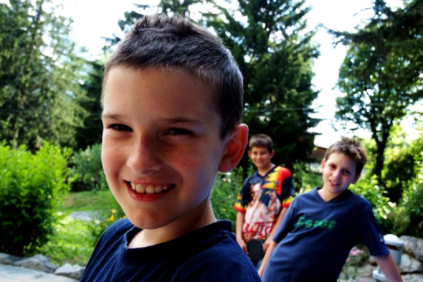 La bande des trois champions de rando sur la terrasse : Corentin, Axel et  Jessy