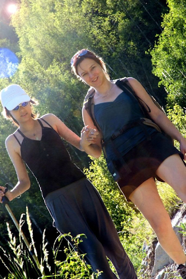 Deux ravissantes montagnardes solaires et éblouissantes : Naomi et Stéphanie.