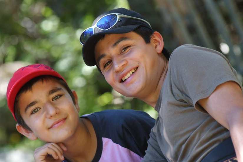 « Mecs si cools, mecs si cools… sous ton soleil qui chante Iiiiiiiiiiiiiiiii !!! » (Husseyin et Abraham)