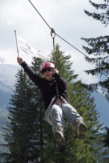 Ce drapeau, Nicolas veut le planter tout en haut des montagnes demain, alors on vous donne rendez-vous à l’Everest !