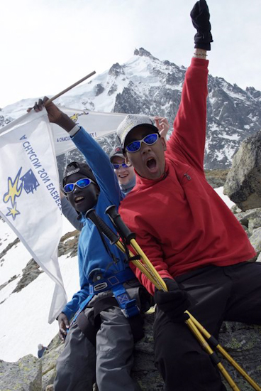 L’équipe des lunettes bleues vous saluent bien, ils sont HEUREUX ! (Ibrahima, Thomas et Stanislas)