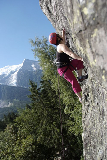 Ascension extrême pour Arielle dont les pieds collent à la paroi !