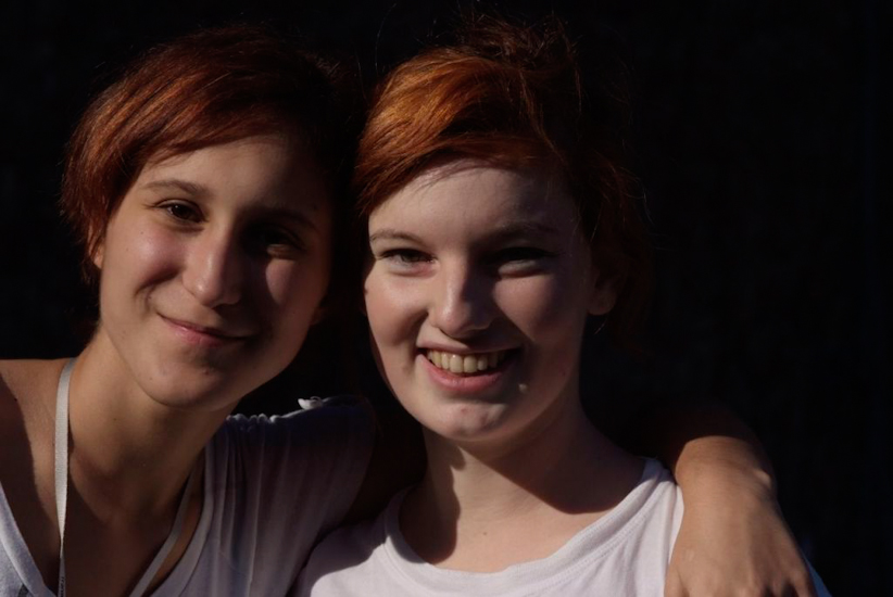 Des filles aux couleurs d’automne réunies pour une petite pose photo : Laura et Anne-Laure