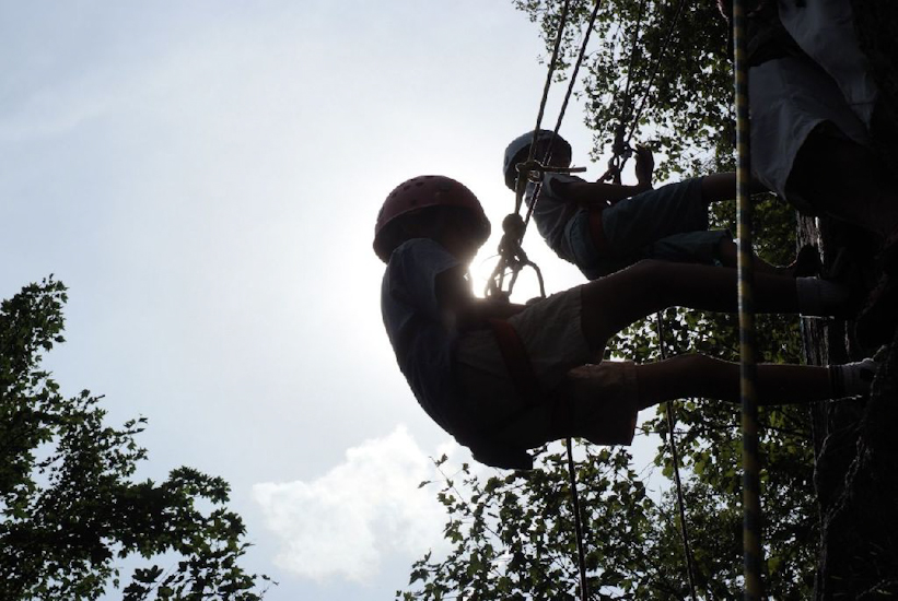 En fin d’après-midi, en plein contre jour estival, deux descentes en rappel : Thomas et Corentin !