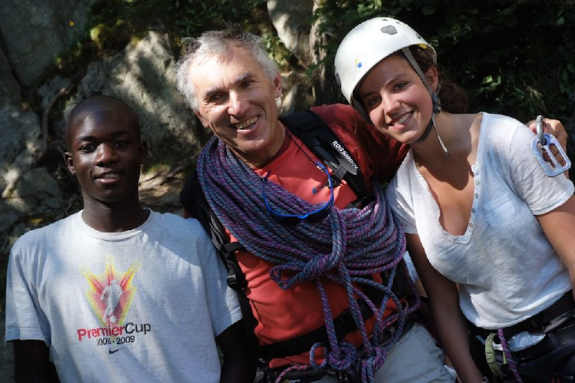 En compagnie de leur guide Rolland, les ascensionnels Abdoul et Marie-Alice.