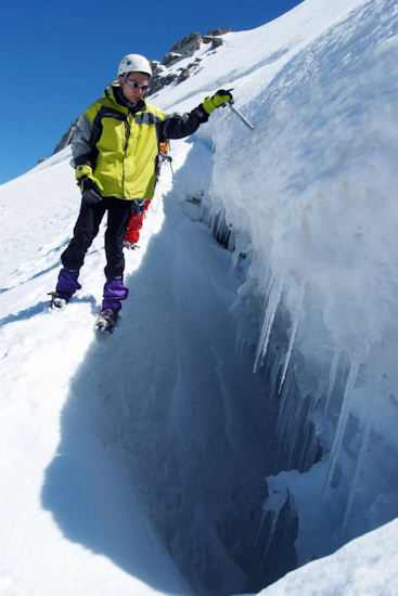 Crevasse ou pas, Maxime grimpe avec une facilité déconcertante !