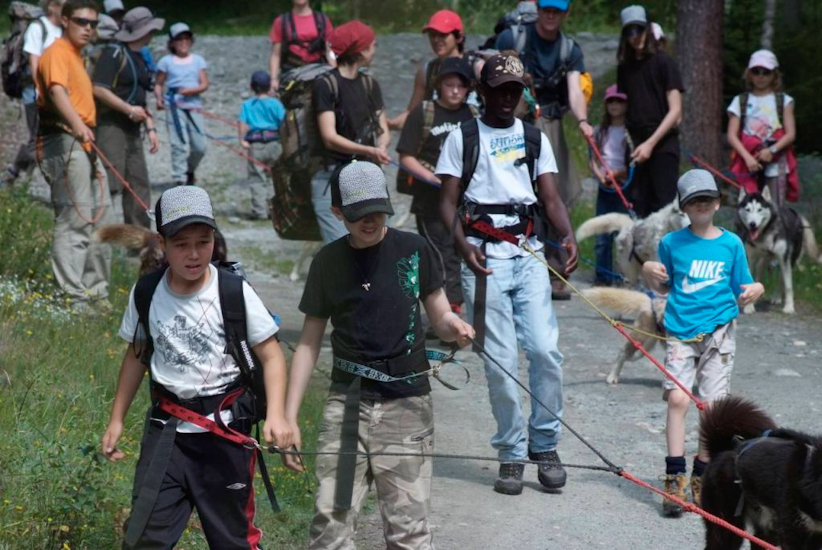 Attroupement de mushers au départ et multitude de cris de joie !