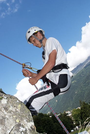 Kamil se lance dans un rappel de champion ; c’est lui qui est aux commandes !