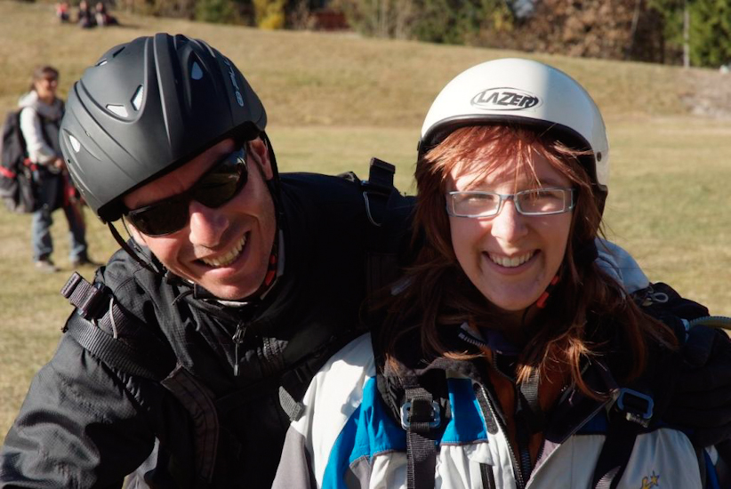Sarah, sur la piste d’atterrissage avec son co-pilote, Laurent !