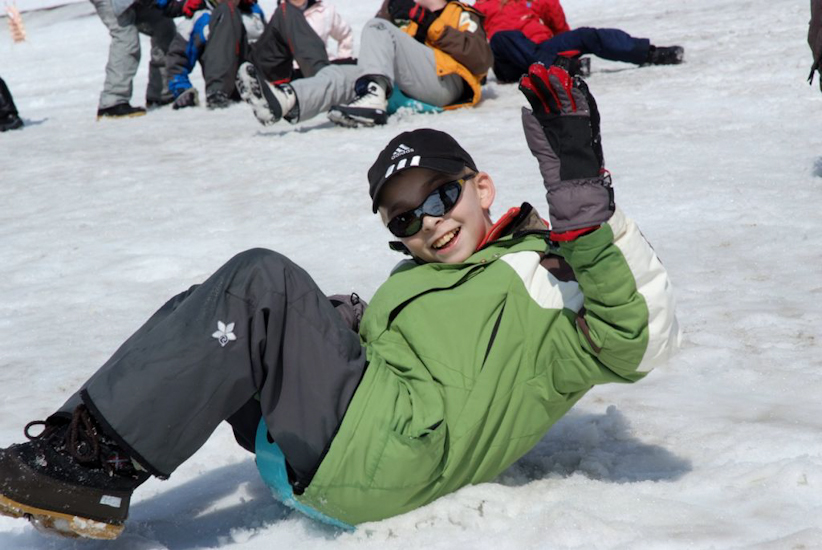 On termine la journée en luge, quelle rigolade pour Damien !