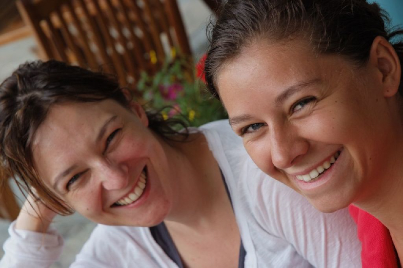 Sous les sourires enchanteurs de Stéphanie et Aude…