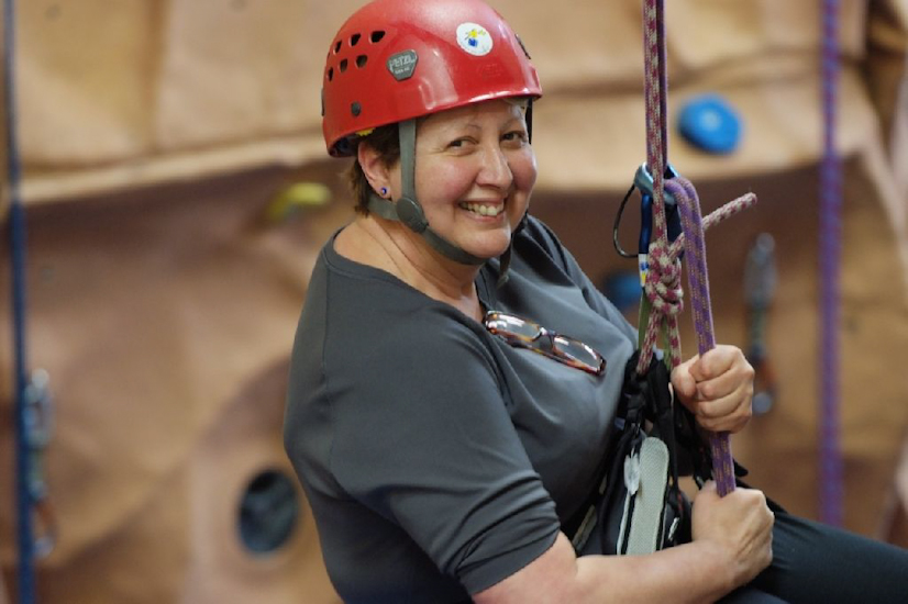 Photo réalisée sans trucage : Sylvie, notre médecin, entrain de descendre en rappel ! Comme une grande !