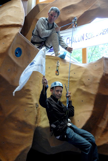 Tandis qu’un jeune déjà venu en stage clôture la via ferrata