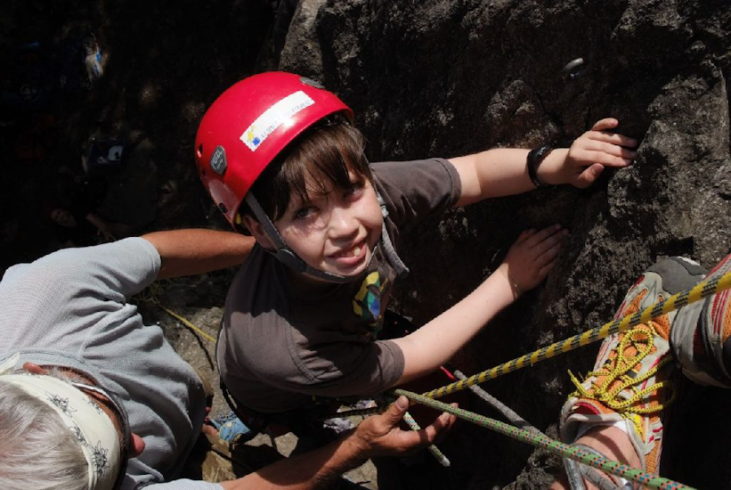 A la préparation de la descente en rappel, en compagnie de Gérard, le jovial Thomas !