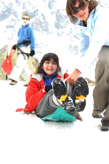 Retour au camp de base ! La fatigue s’est volatilisée sous l’effet de l’euphorie ! On trouve encore un peu d’énergie pour s’amuser dans la neige !