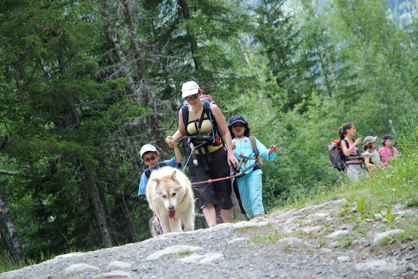 Encore une petite descente et le chalet ne sera plus très loin ! (Souphyan et Sihame).