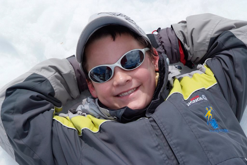 Un peu de repos bien mérité pour Timothée, le sourire aux lèvres et du rêve plein la tête.