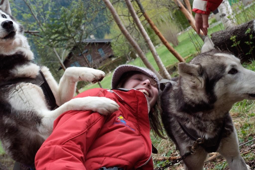 Gardons pour finir le souvenir heureux d’une gamine tordue et de chiens indomptables ! (Céline)