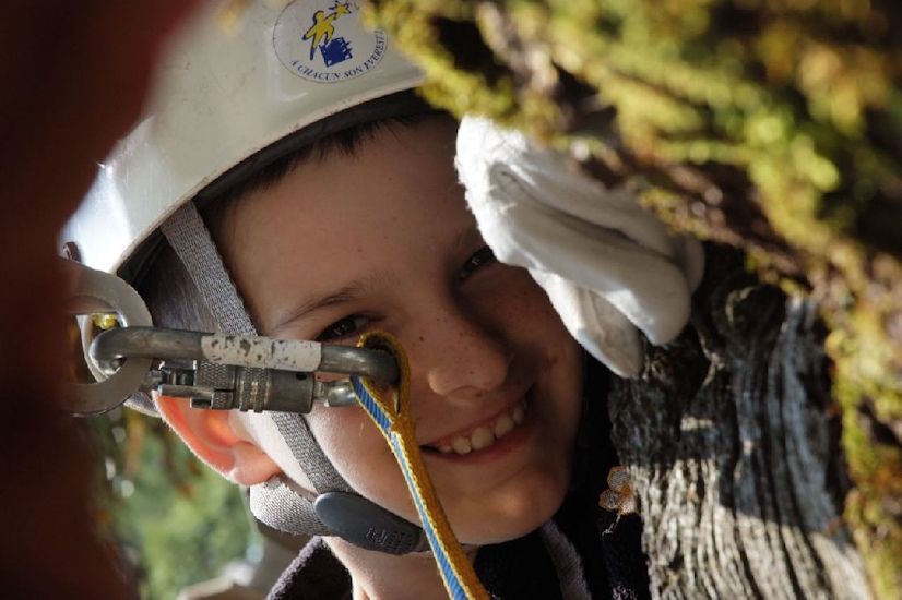 Tranquille et souriant auprès de son arbre, heureux comme un pape, Corentin