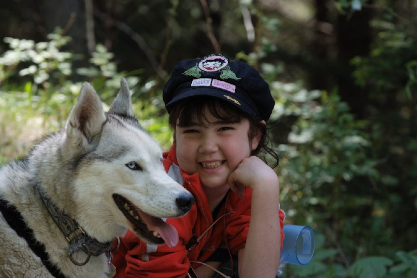 Allez, pour finir, le réjouissant sourire de Léna en compagnie de Cheyenne !