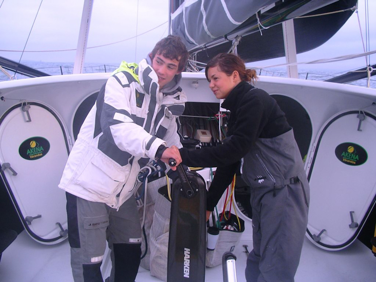 Antoine & Margaux bordent la voile.