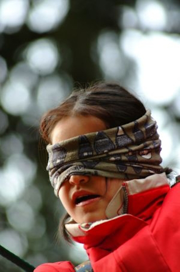 Pour corser un peu la difficulté rien de tel qu’un joli bandeau sur les yeux !