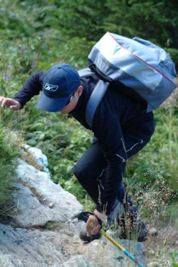 Dans le dernier tiers du parcours, le sentier devient carrément escarpé et nous devons redoubler d’efforts pour progresser.